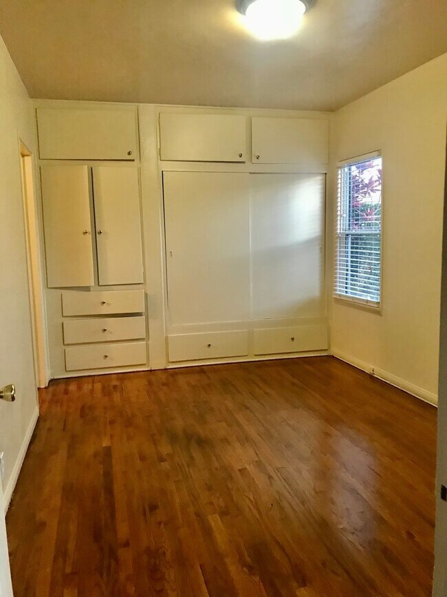 Building Photo - 2107 W Carson St