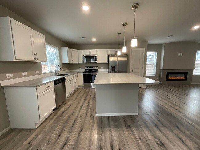 Building Photo - Beautiful 4 Bedroom, 2.5 Bath Home Availab...