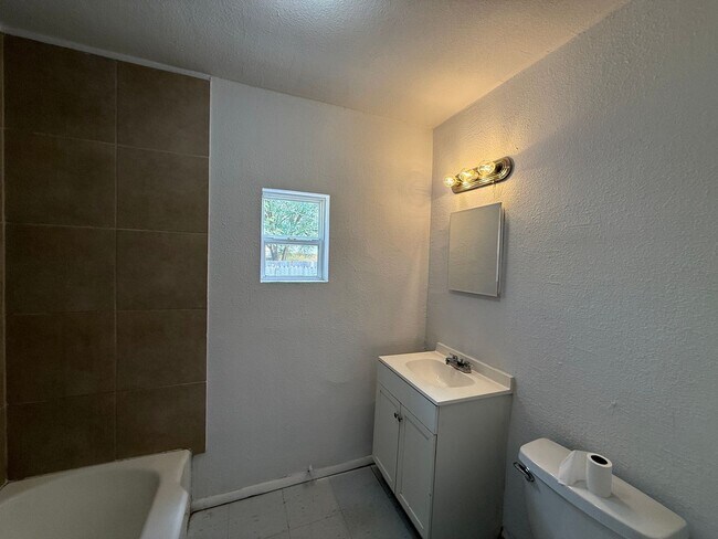 Building Photo - Beautiful home!