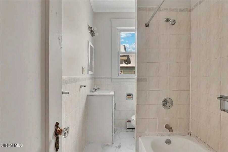 Building Photo - 6 W Erie St