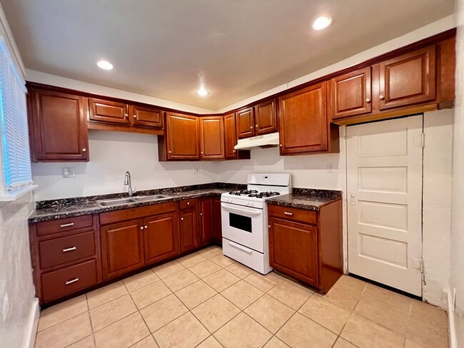 Building Photo - Charming Vintage Long Beach Bungalow – Walk to the Beach!