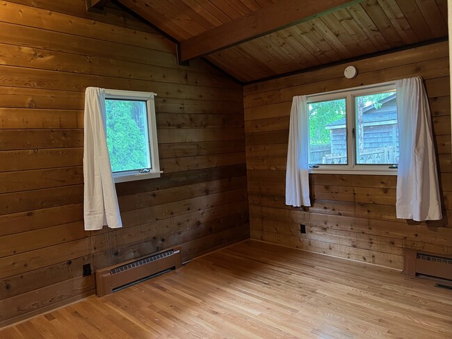 Bedroom 2 - 1120 Lealand Rd E