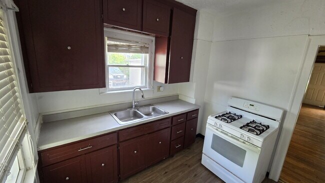 Building Photo - "Spacious 2 Bed in Cleveland Heights !"