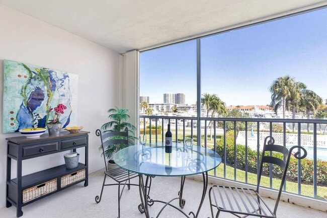 Building Photo - 907 Marina Dr