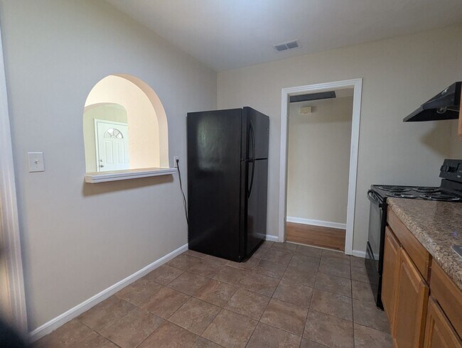 Building Photo - Great 3 Bedroom 1 Bath in convenient locat...