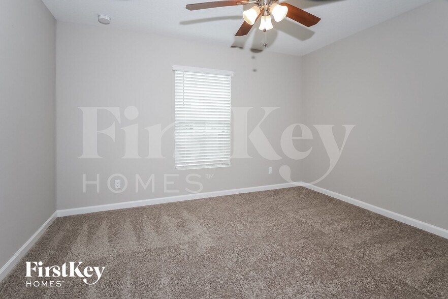 Building Photo - 713 SE Lansdowne Ave