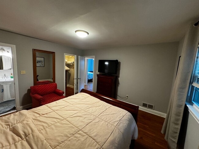 Building Photo - Spacious Furnished 4BR Home with Prime Location Near Marymount and Metro