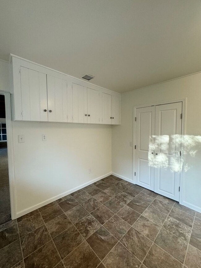 Building Photo - Spacious 3 Bedroom!