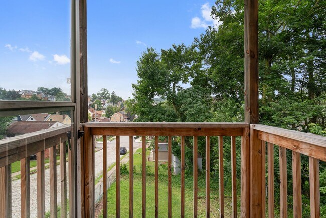 Building Photo - SCORE 1ST MONTH'S RENT FREE IF SIGNED BY AUGUST 7!Convenient 2 Bedroom home in Mt. Washington ava...