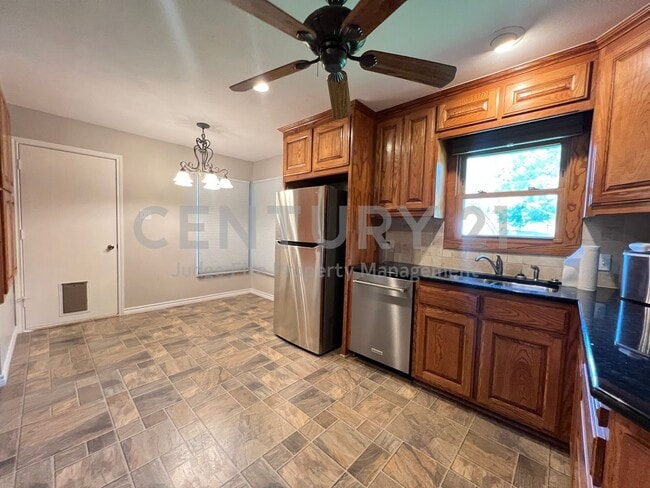 Building Photo - Well Maintained 3/1.5 in Historic Downtown...
