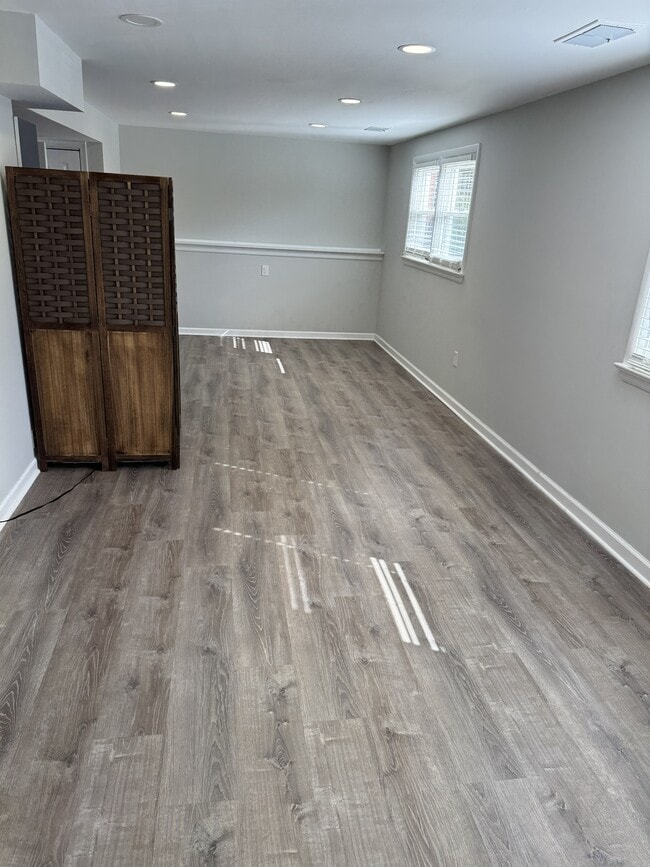 Building Photo - 914 Daleview Dr