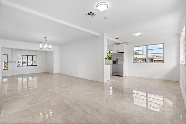 Building Photo - 10845 Peachtree Dr