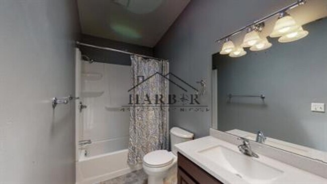Building Photo - Single Family Home with Vaulted Ceilings!