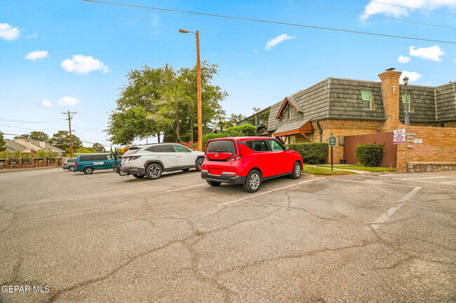 Building Photo - 350 Thunderbird Dr