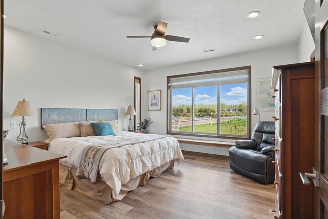 Building Photo - 5700 Island Ct