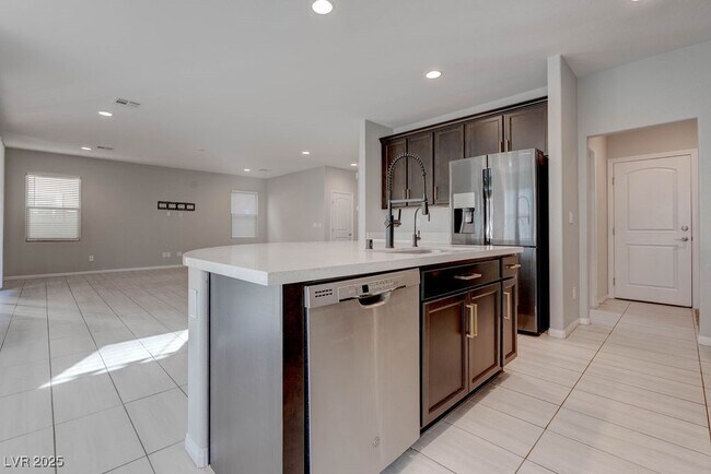 Building Photo - 12847 Slipknot St