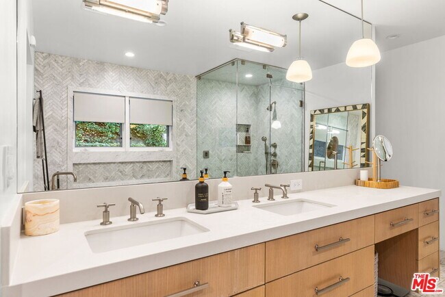 Building Photo - 3355 Alana Dr