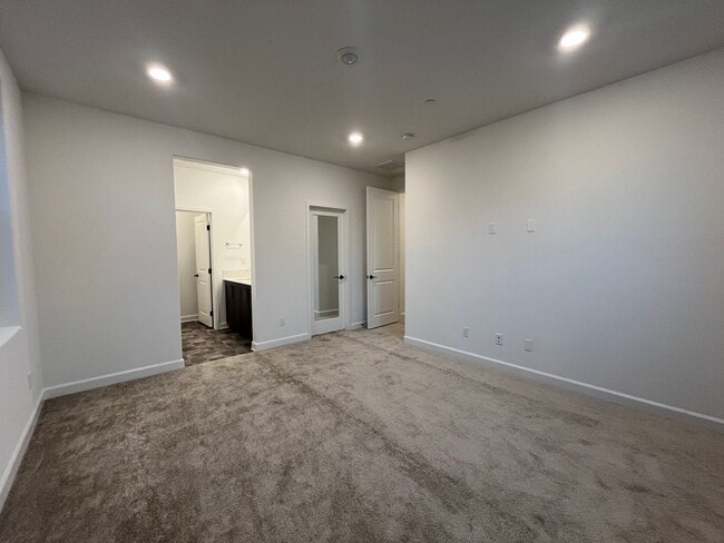 Building Photo - Welcome to modern living in the sought-after Rancho Peñasquitos neighborhood!