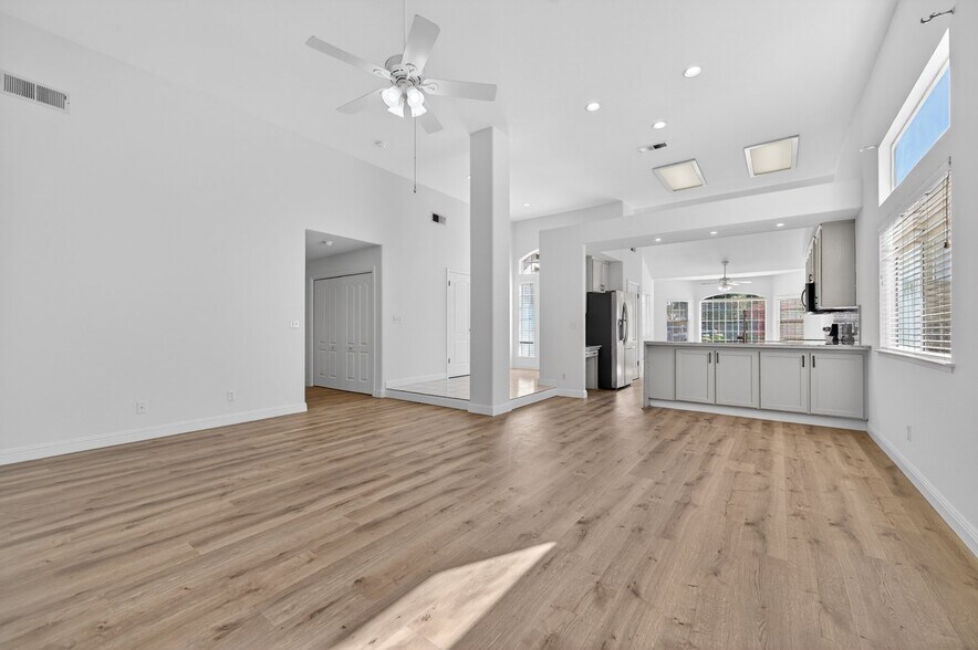 Building Photo - 10291 N Whitney Ave