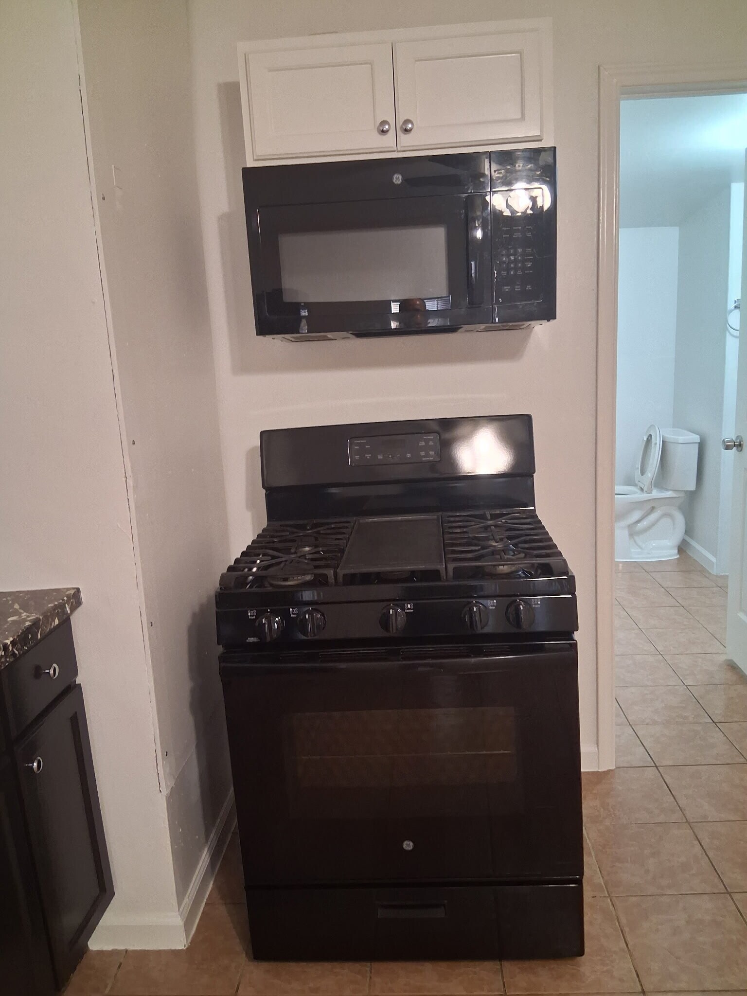 KITCHEN RANGE & MICROWAVE - 1200 E 26th St