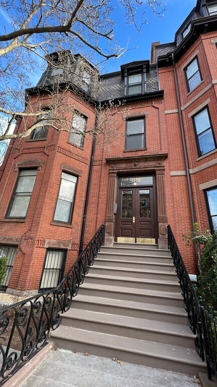 Building Photo - 351 Beacon St