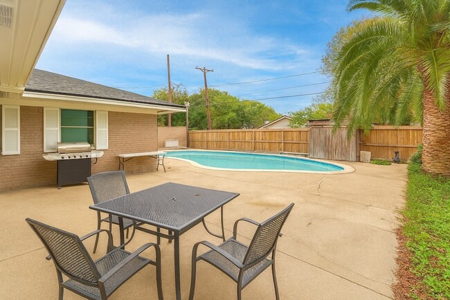 Building Photo - 1424 N Avenue F