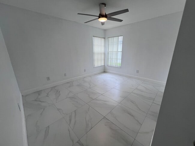 Building Photo - 5795 Parkview Point Dr