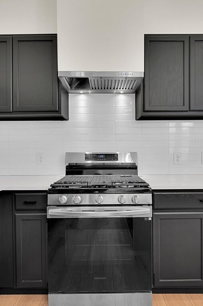 Building Photo - Beautiful 3 bedroom / 3 bath house available now!