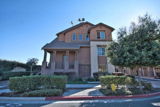 Building Photo - Beautifully Updated Union City Townhome w/ Community Amenities & Vaulted Ceilings