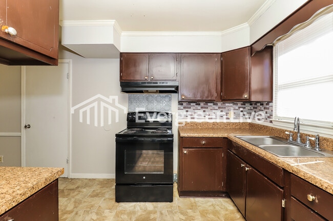 Building Photo - 1404 Larchmont Dr