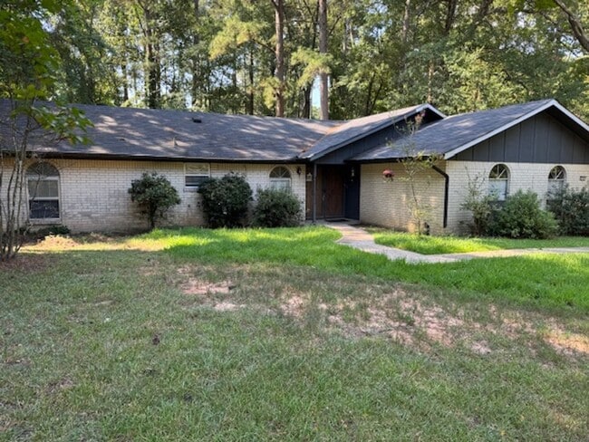 Primary Photo - 610 Pine Cone Dr