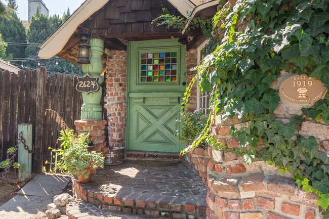 Primary Photo - 2624 E 8th St