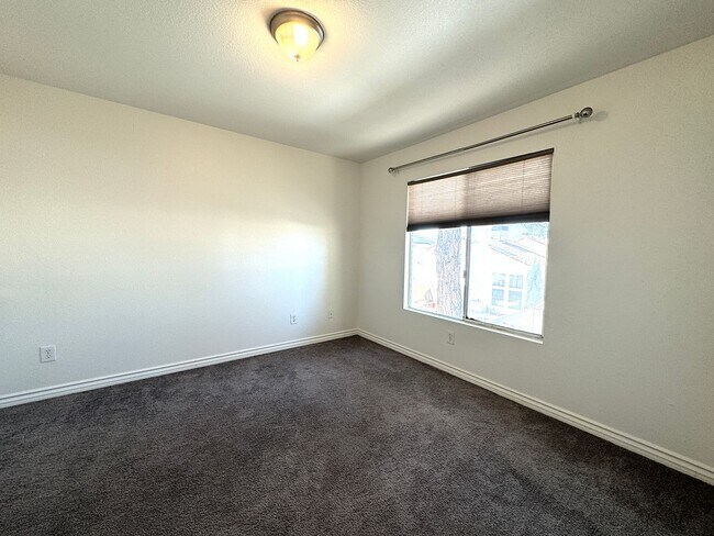 Building Photo - 8070 W Russell Rd