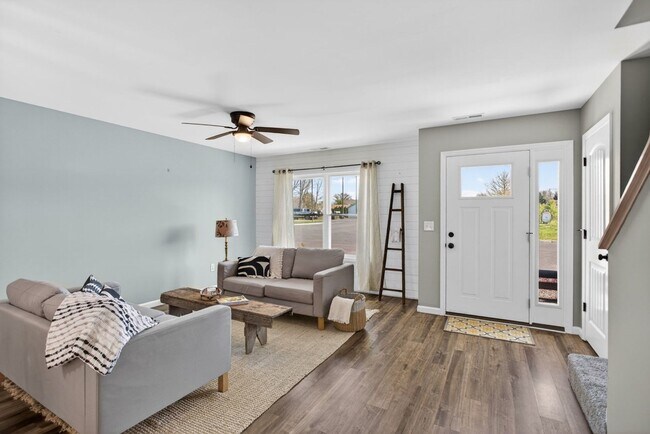 Building Photo - 135 Swallow Dr