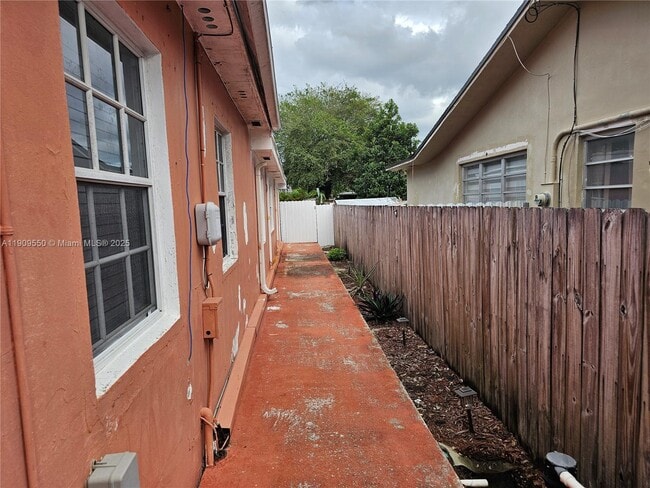 Building Photo - 651 SW 66th Ave