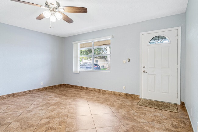 Building Photo - 2722 Peer Ln