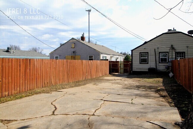 Building Photo - 2865 E Admiral Pl