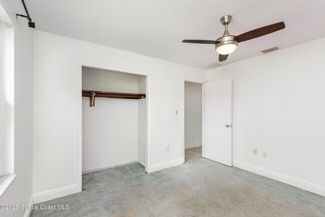 Building Photo - 986 Sycamore Dr