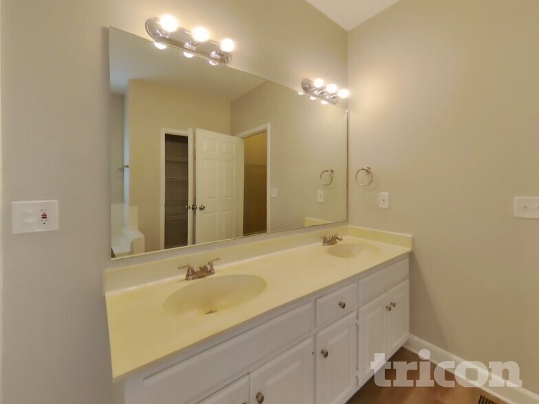 Building Photo - 4932 Tulip Grove Ln