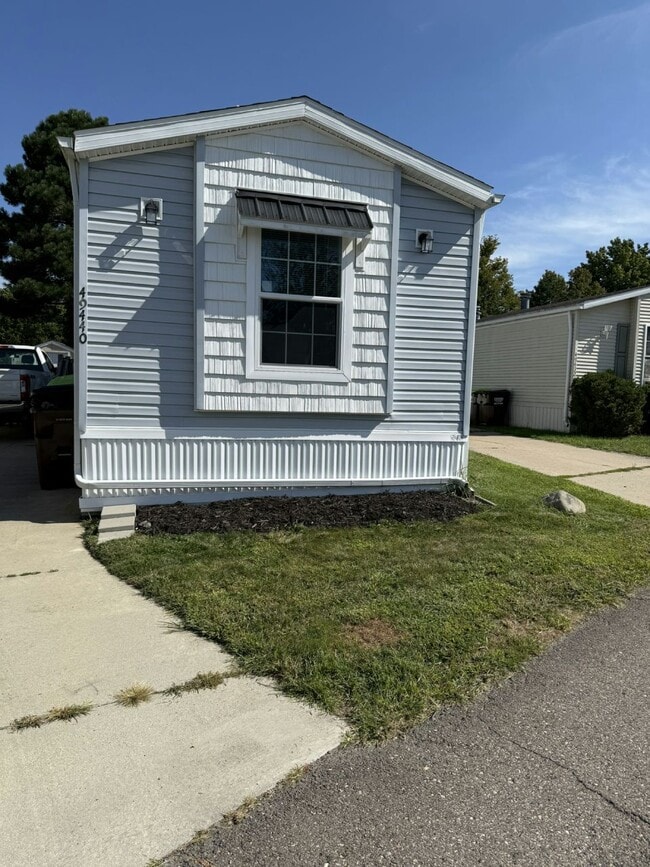 Building Photo - 49440 Maple St