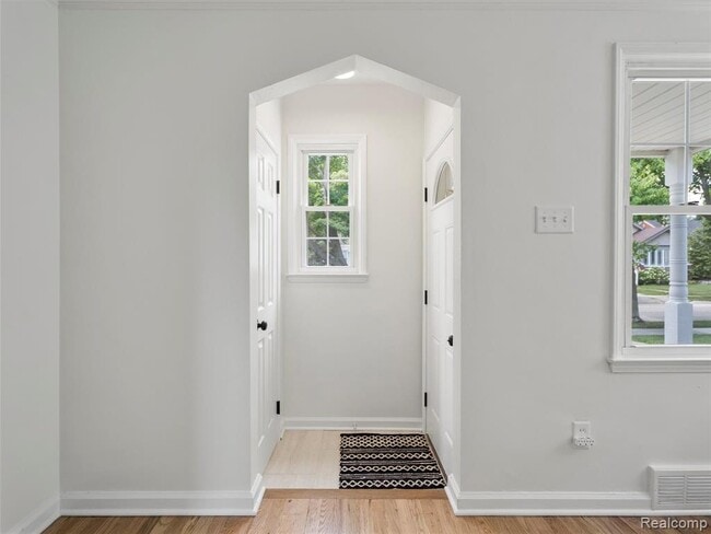 Building Photo - 1027 S Wilson Ave