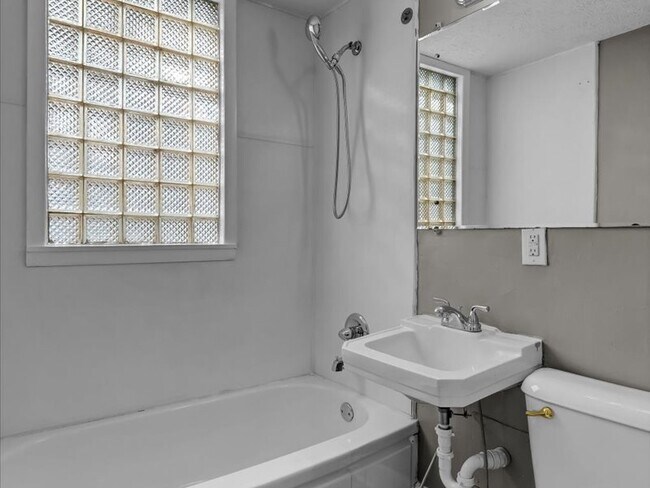 Building Photo - 3220 Grant Ave