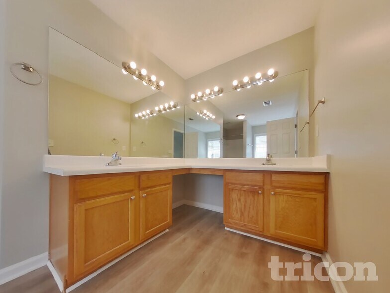 Building Photo - 411 Yarrow Way