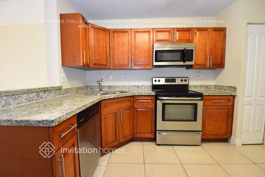 Building Photo - 1095 SW 135th Pl