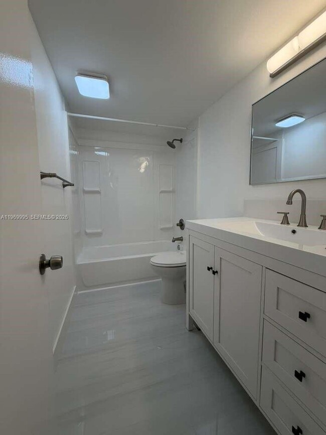 Building Photo - 301 SE 3rd St