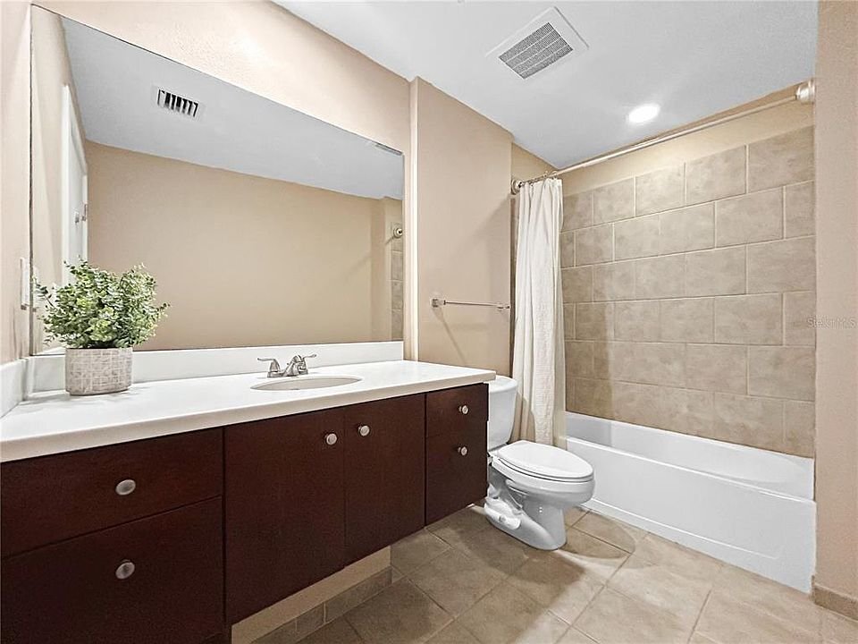 Building Photo - 1120 E Kennedy Blvd