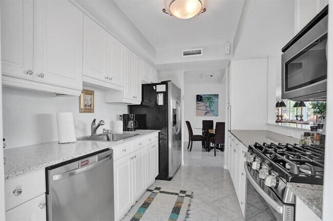 Building Photo - 180 Isle of Venice Dr