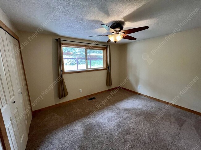 Building Photo - Inviting single-level home in forested SW Bend neighborhood