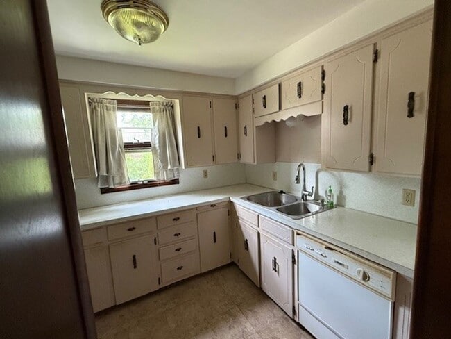 Building Photo - Charming 3 Bedroom Home with Fenced Yard &...