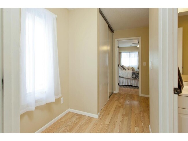 Building Photo - 831 Weeks Ave SE